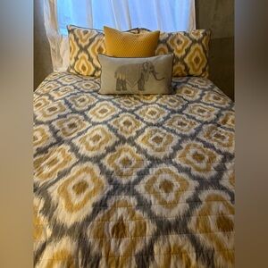 Elegant Yellow and Gray Quilt Set